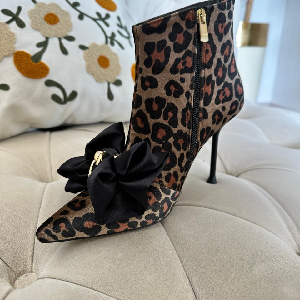 Lia Aksesuarlı Süet Sivri Burun Bot