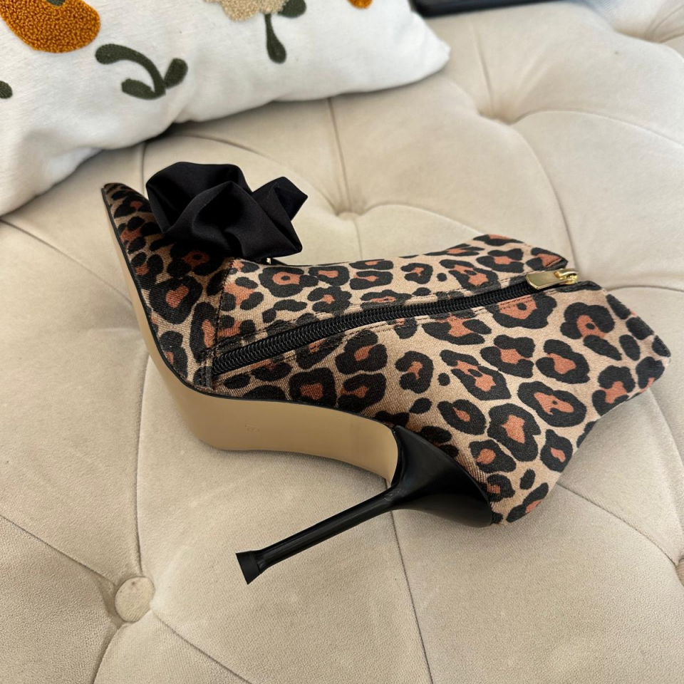 Lia Aksesuarlı Süet Sivri Burun Bot